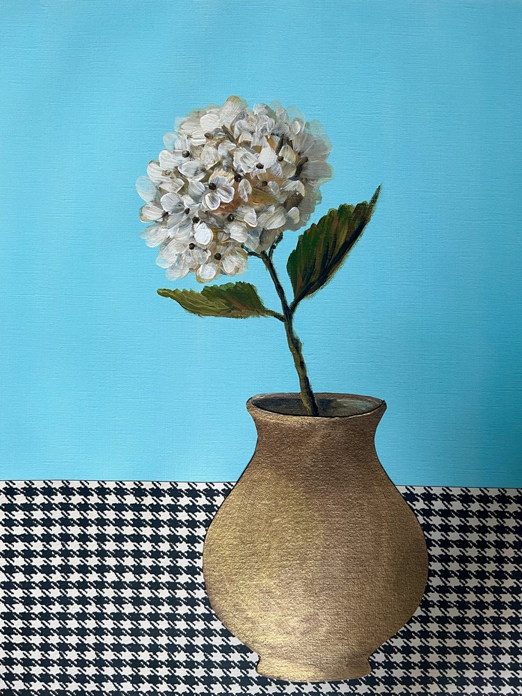 Vaso dourado com motivos florais brancos de Marina Kozyr