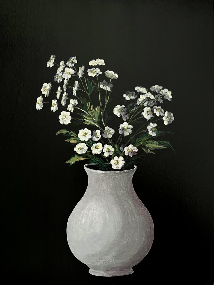 Pintura de flores brancas – Arte botânica monocromática num vaso branco para a casa, o escritório ou para oferecer - 010 de Marina Kozyr