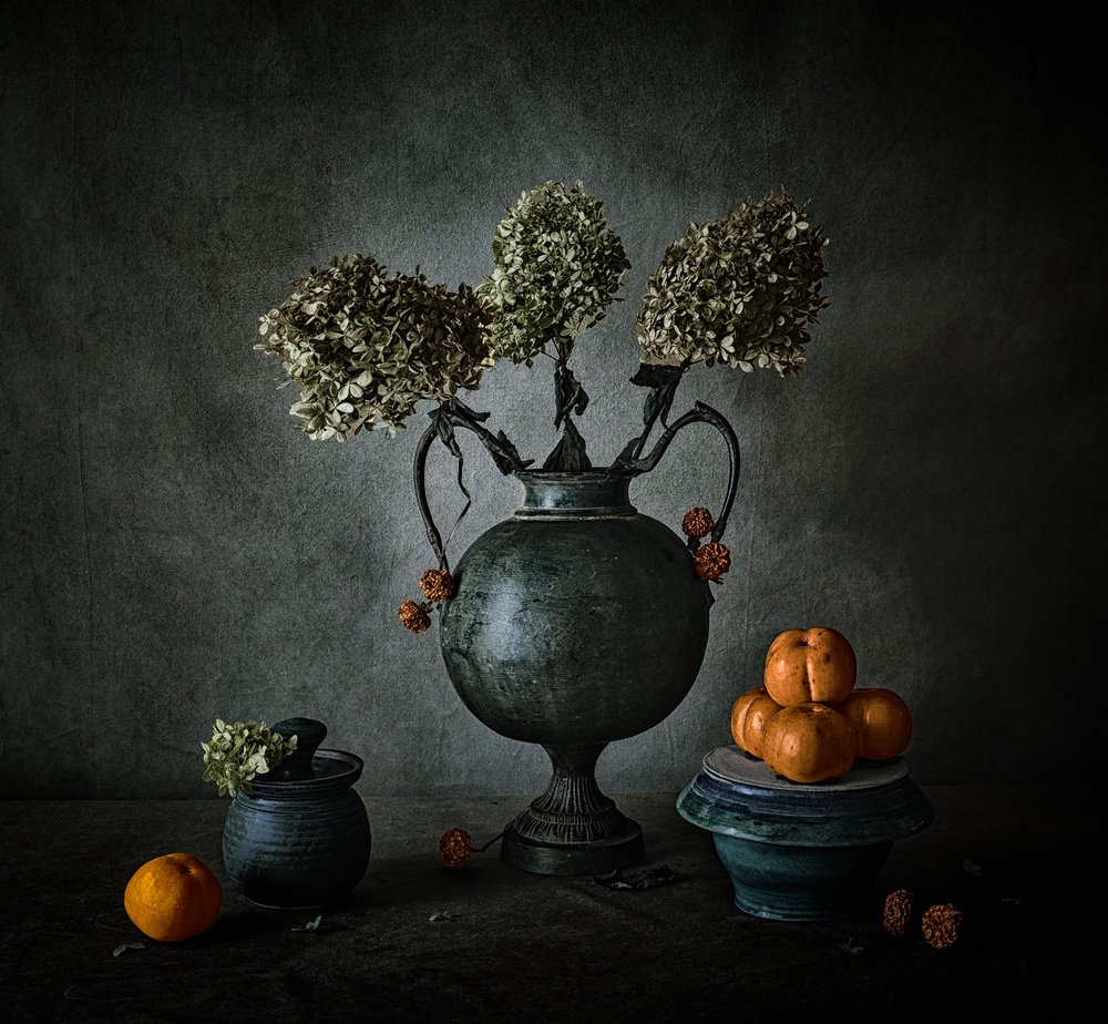 Natureza morta floral sombria de May G