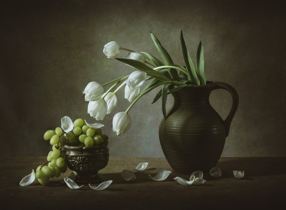 Tulipas brancas e uvas de May G