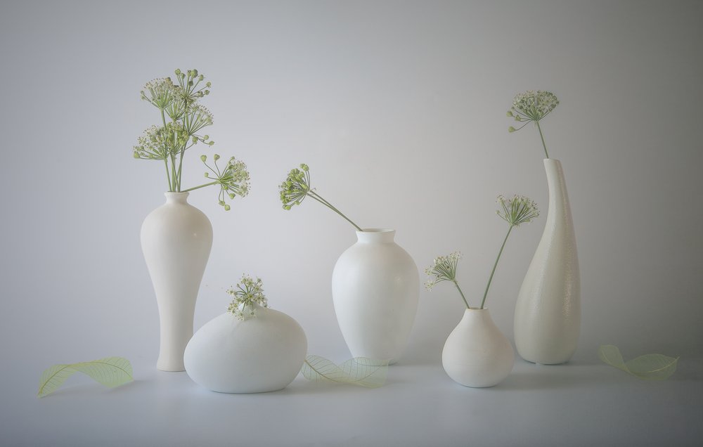 Natureza morta com vasos brancos de May G