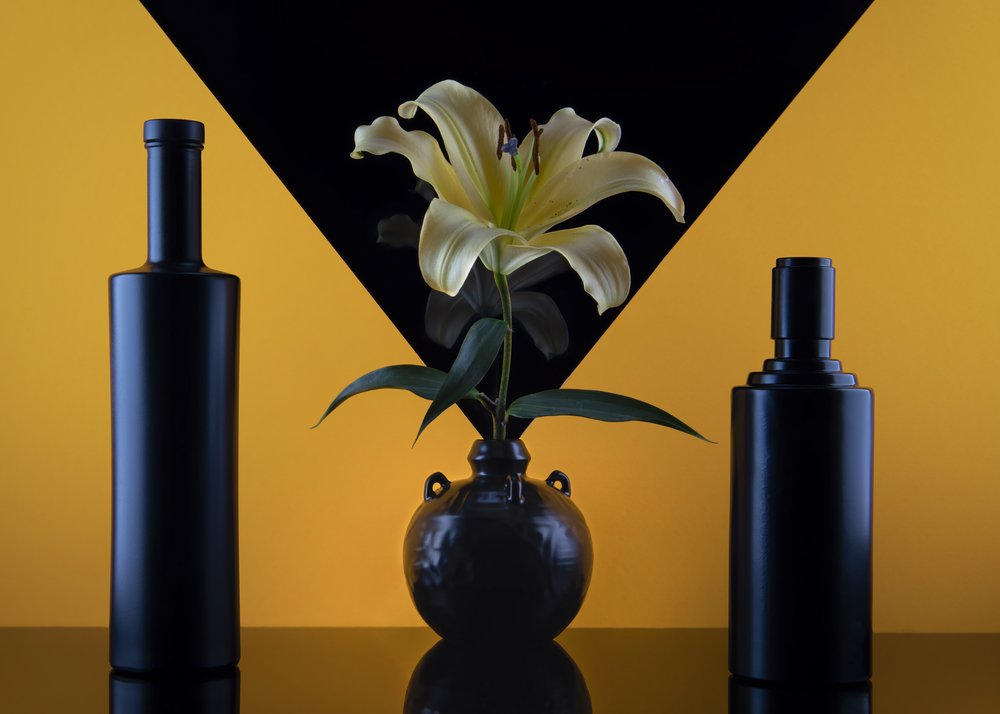 Natureza morta com lírios «Black Gold» de Ming Chen