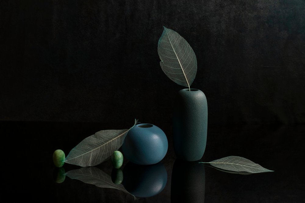 Natureza morta elegante com vasos azuis de Ming Chen