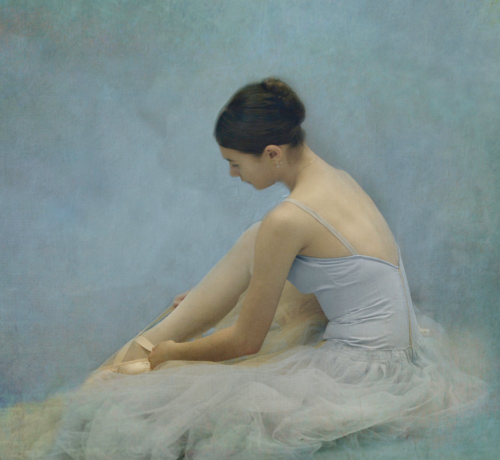 Bailarina a atar as sapatilhas de ponta de Rachel Pansky