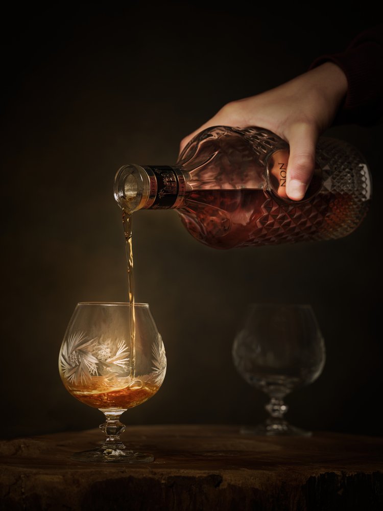 Servir bebidas espirituosas de qualidade de Radek Pohnan