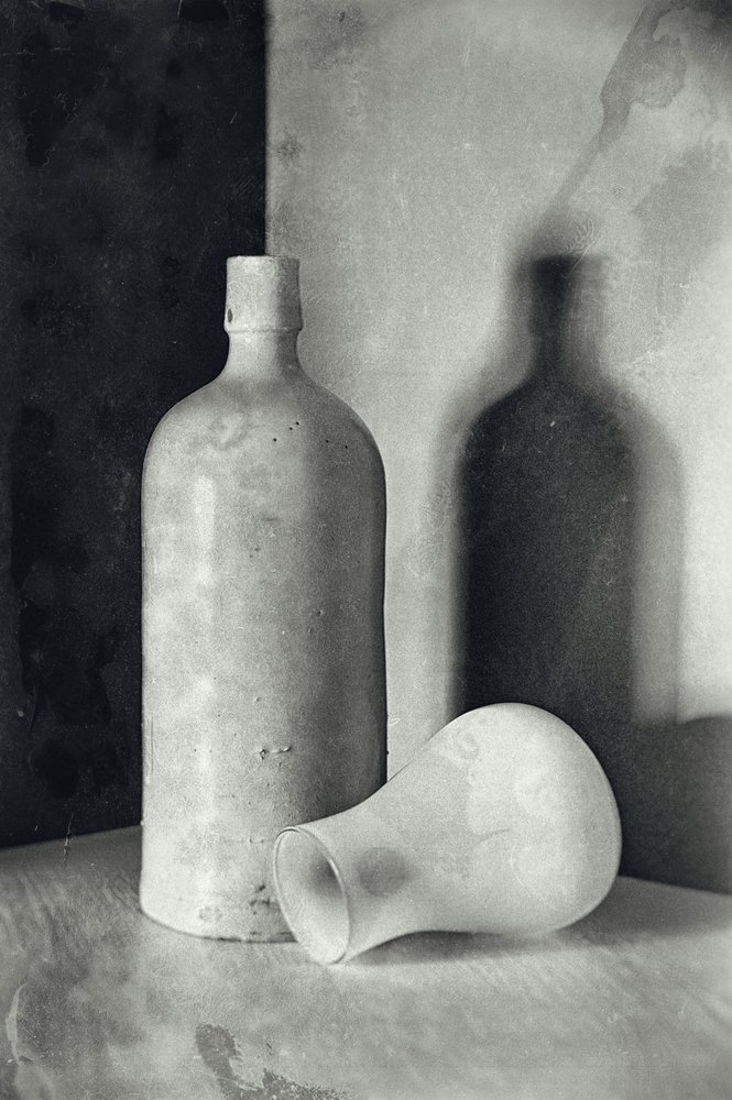 Natureza morta com garrafas vintage de Raffaele Corte
