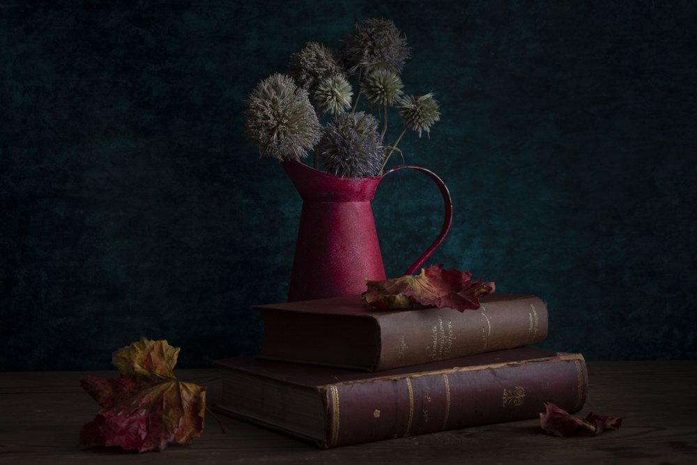 Livros de outono e jarro de Ramiz Sahin