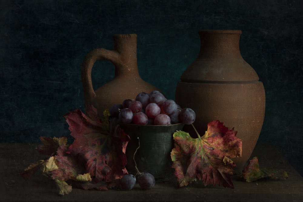 Uvas de outono e cerâmica de Ramiz Sahin