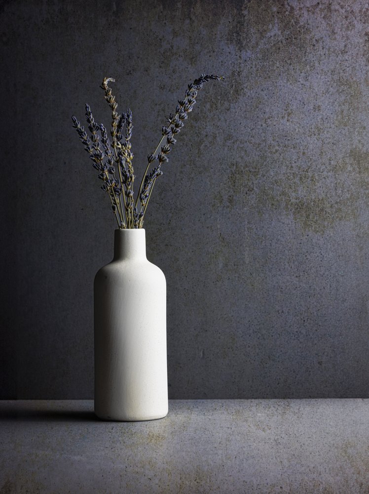 Natureza morta minimalista com lavanda de Rob Ryan