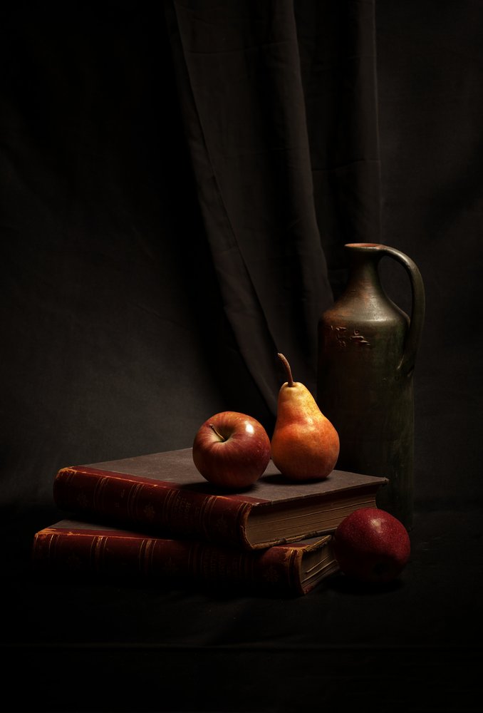 Livros rústicos e fruta de Rucsandra Silvia Calin