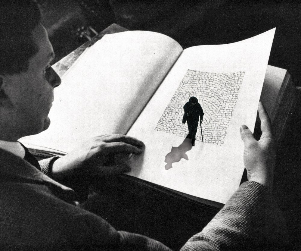 Homem lê «Lone Journey» de Sammy Slabbinck