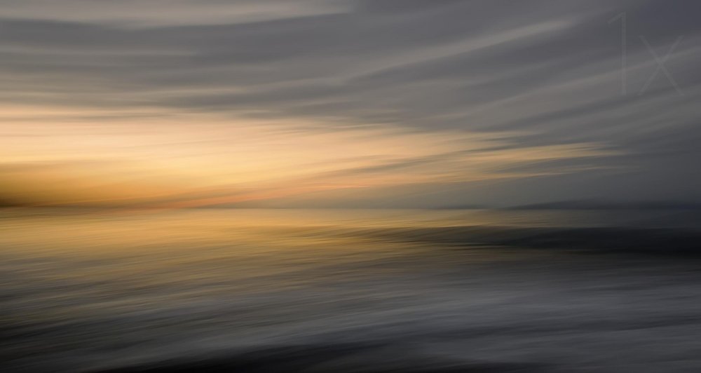 Pôr-do-sol abstrato no oceano de Santiago Pascual Buye