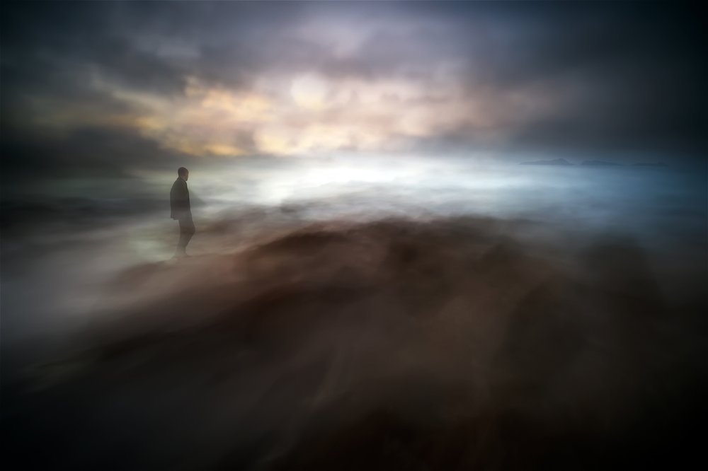 Figura solitária, horizonte enevoado de Santiago Pascual Buye