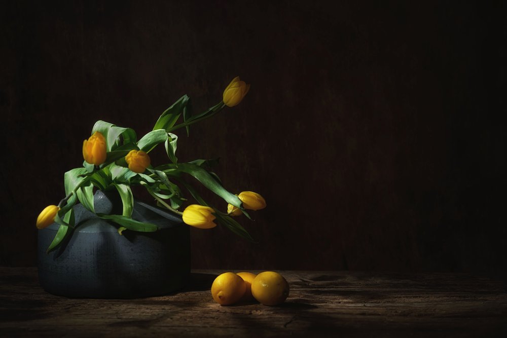 Natureza morta com tulipas amarelas melancólicas de Saskia Dingemans