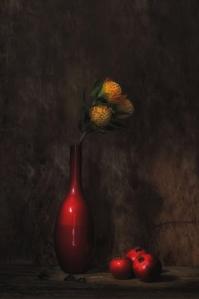 Natureza morta floral com vaso vermelho de Saskia Dingemans