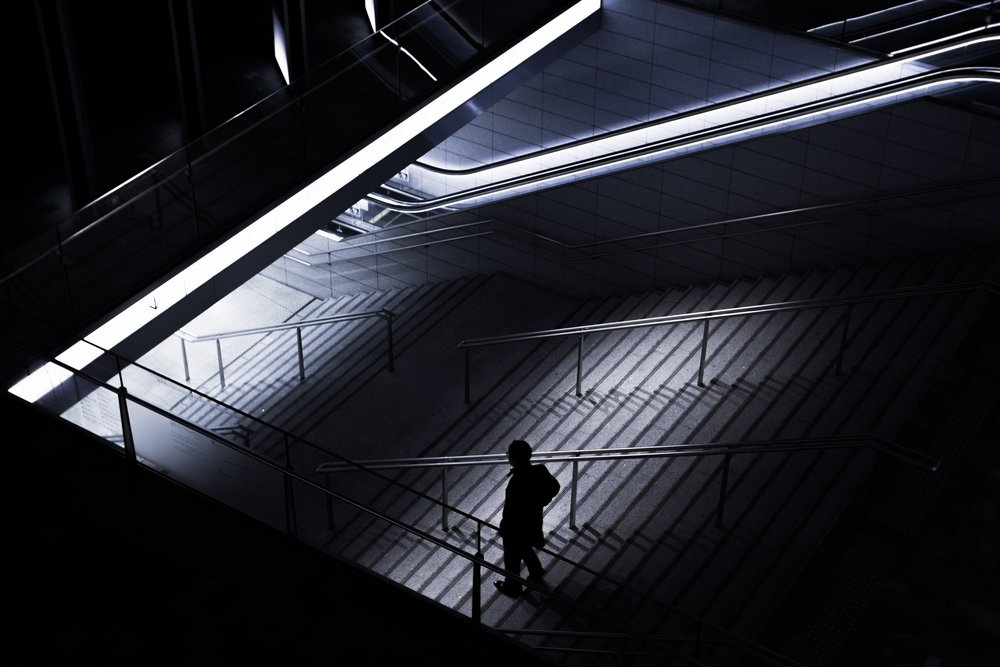 Sombras de uma figura solitária de Satoshi Hata