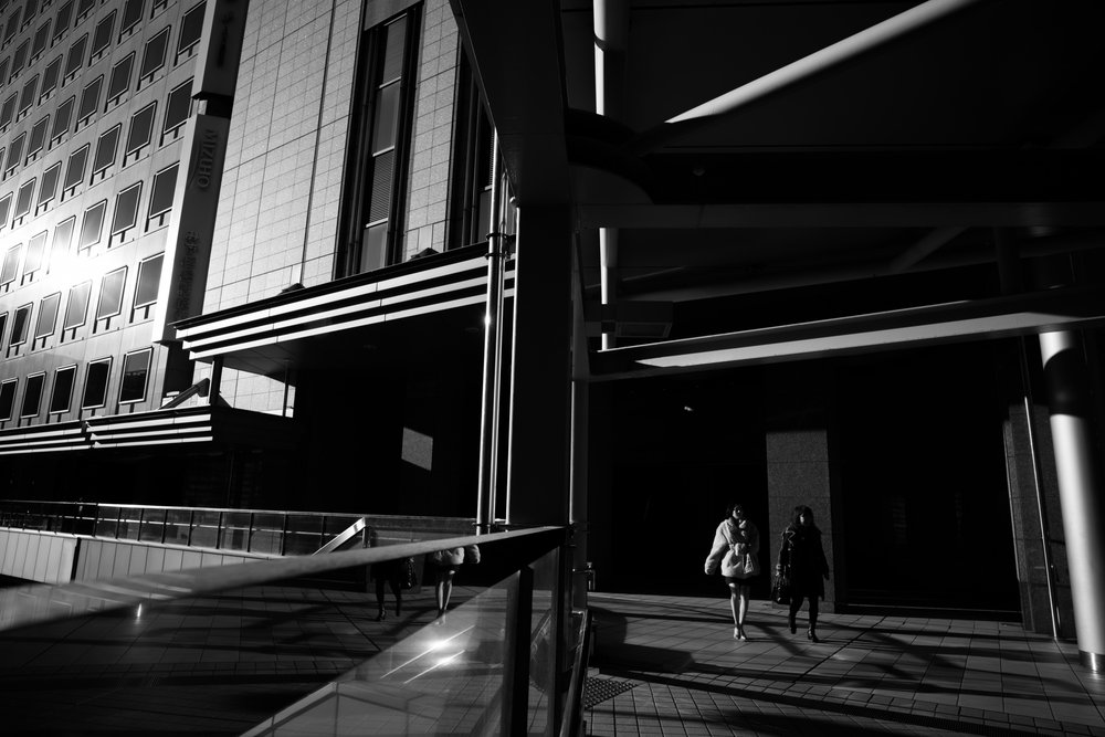 Passeio pelas Sombras da Cidade de Satoshi Hata