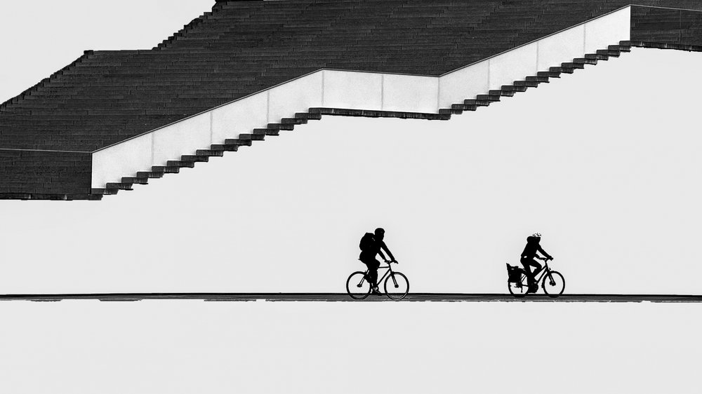 Escadas com silhuetas de ciclistas de Shanrui Ren