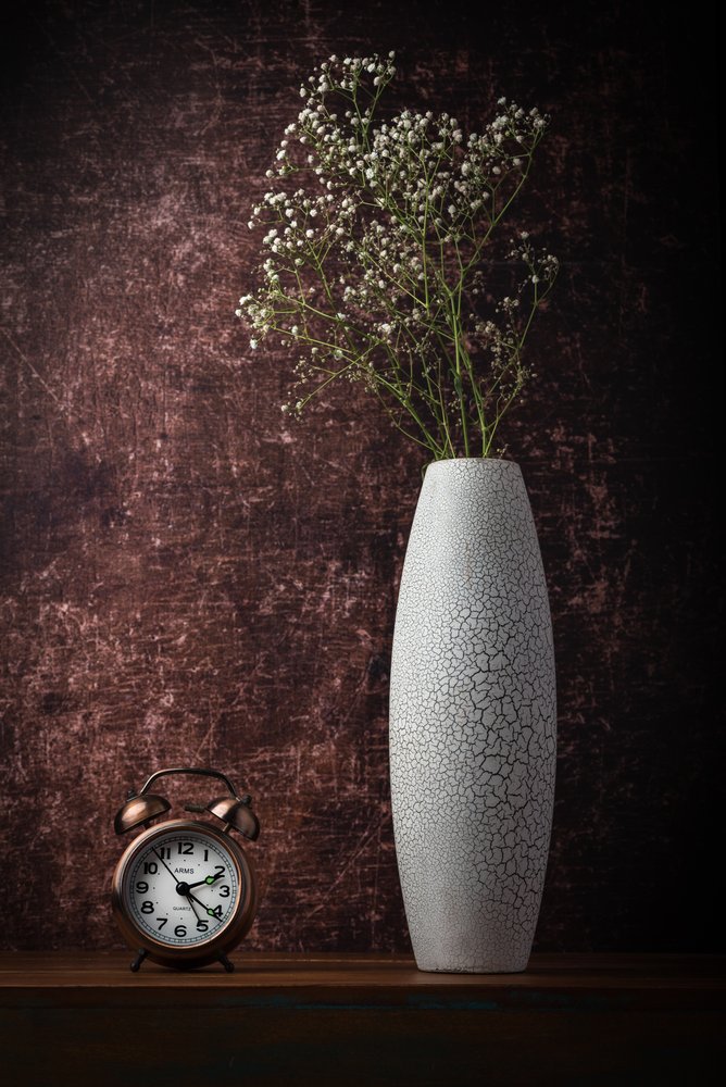 Relógio vintage e flores de Sumit Dhuper