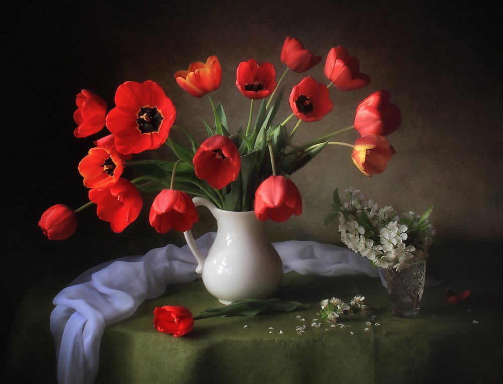Tulipas vermelhas vibrantes de Tatyana Skorokhod