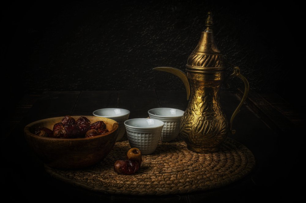 Café árabe e tâmaras de Yasmin Elsharma