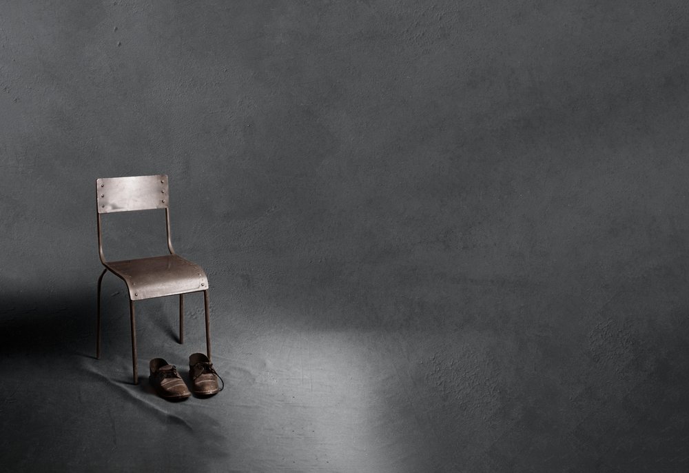 Cadeira Solitária Sapatos Velhos de chenyi wang
