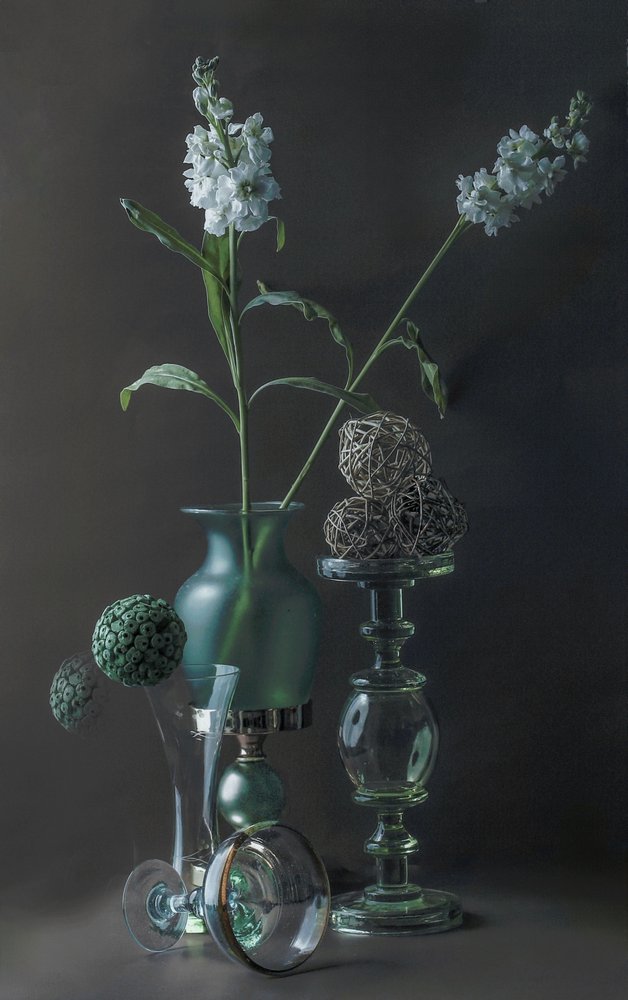 Natureza morta elegante em vidro verde de jlloydphoto