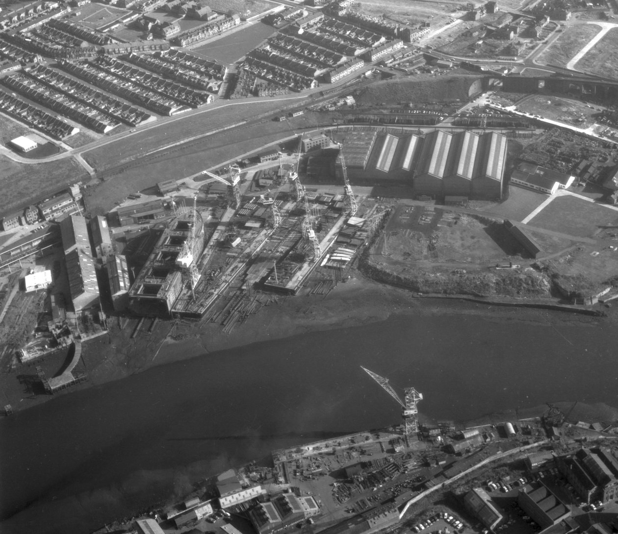 Vista aérea do estaleiro Southwick mostrando os navios em construção, incluindo Nicola, o primeiro SD14, Sunderland, 11 de outubro de 1967 (foto bw) de Unbekannt Unbekannt