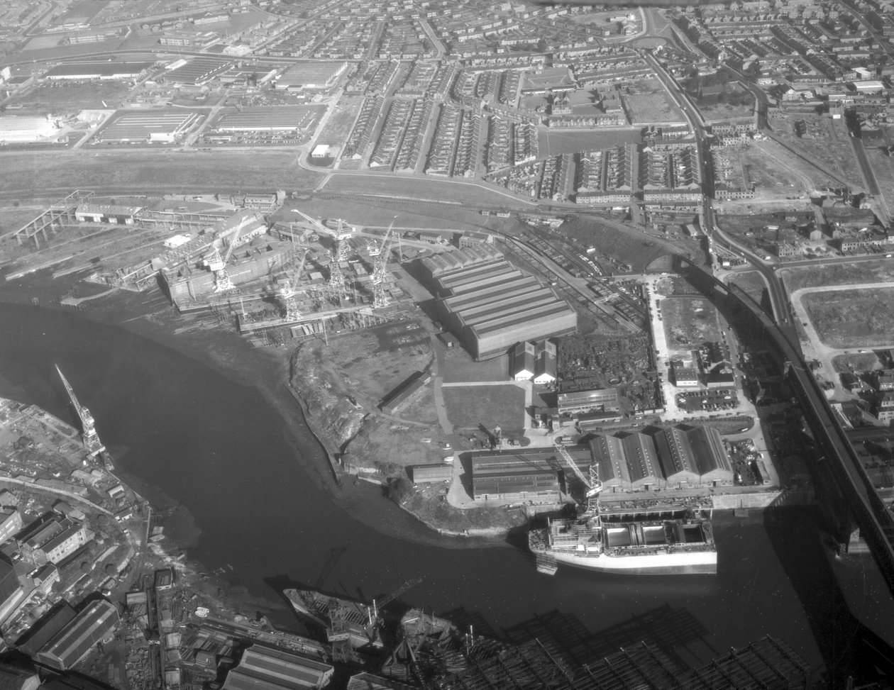 Vista aérea do estaleiro Southwick mostrando os navios em construção, incluindo Sygna e Nicola, o primeiro SD14, Sunderland, 11 de outubro de 1967 (foto bw) de Unbekannt Unbekannt