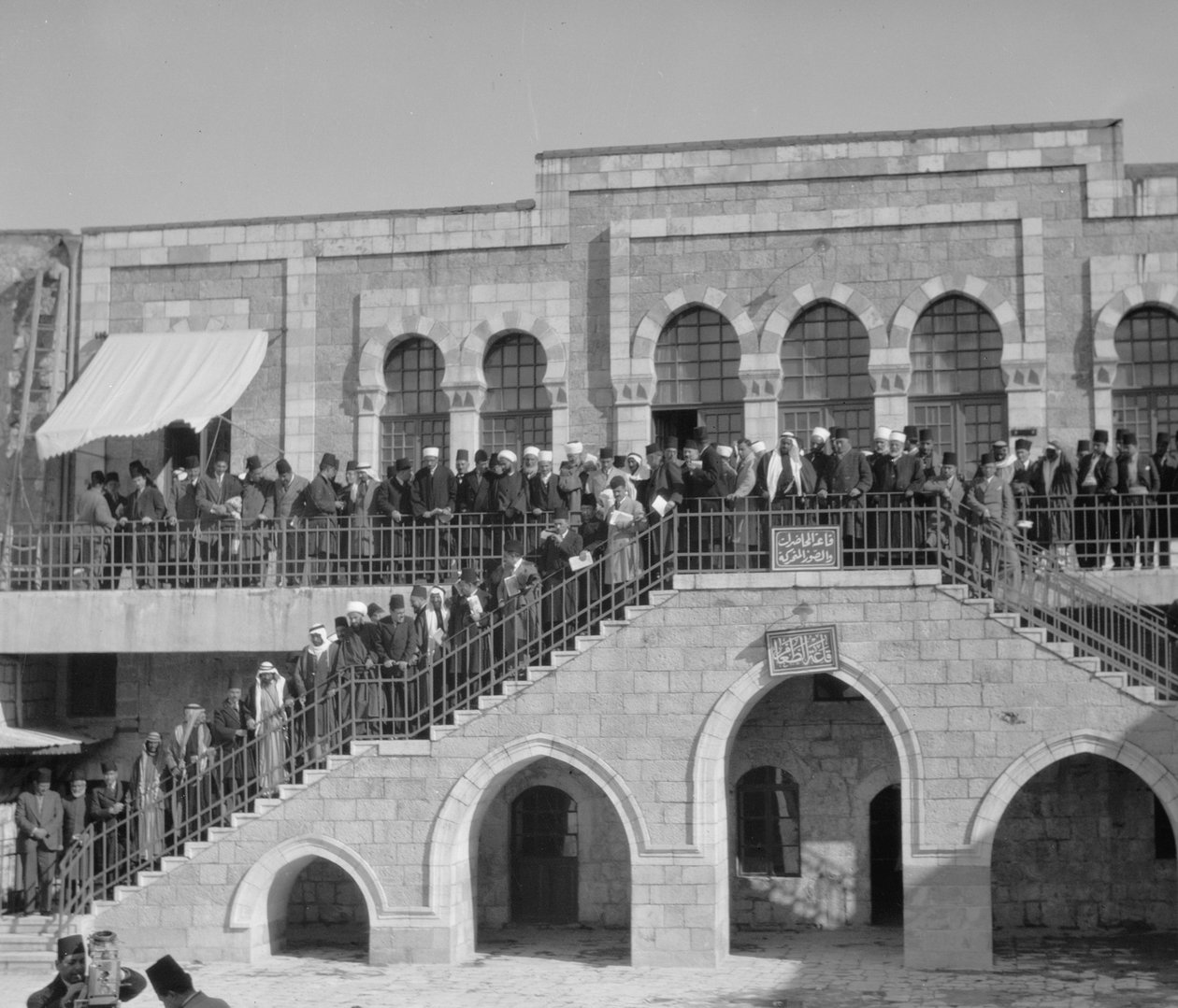 Encontro árabe na Escola Rawdat el Maaref no local da Torre de Antonia, 1929 (foto bw) de Unbekannt Unbekannt