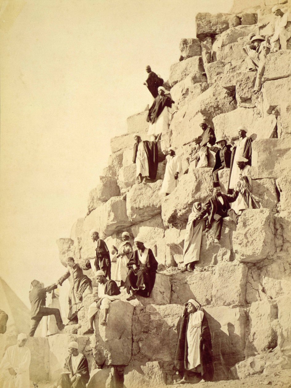 Árabes, ajudando os turistas a subir as pirâmides de Gizé, cerca de 1850 (foto sépia) de Unknown