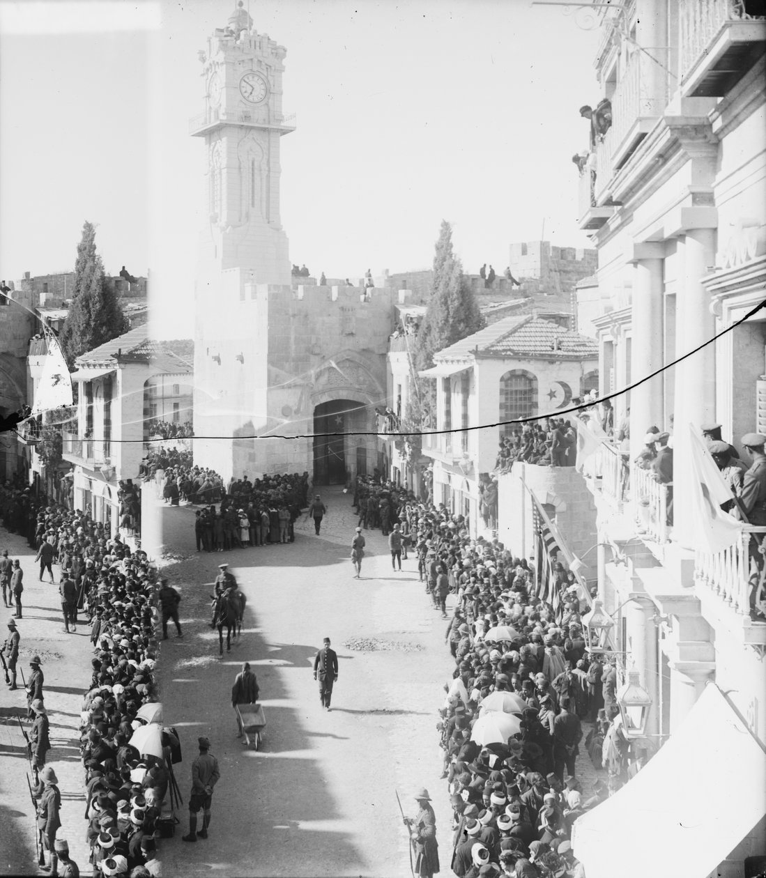 Aguardando a entrada do Campo Marshall Allenby em Jerusalém, 1917 (foto bw) de Unbekannt Unbekannt