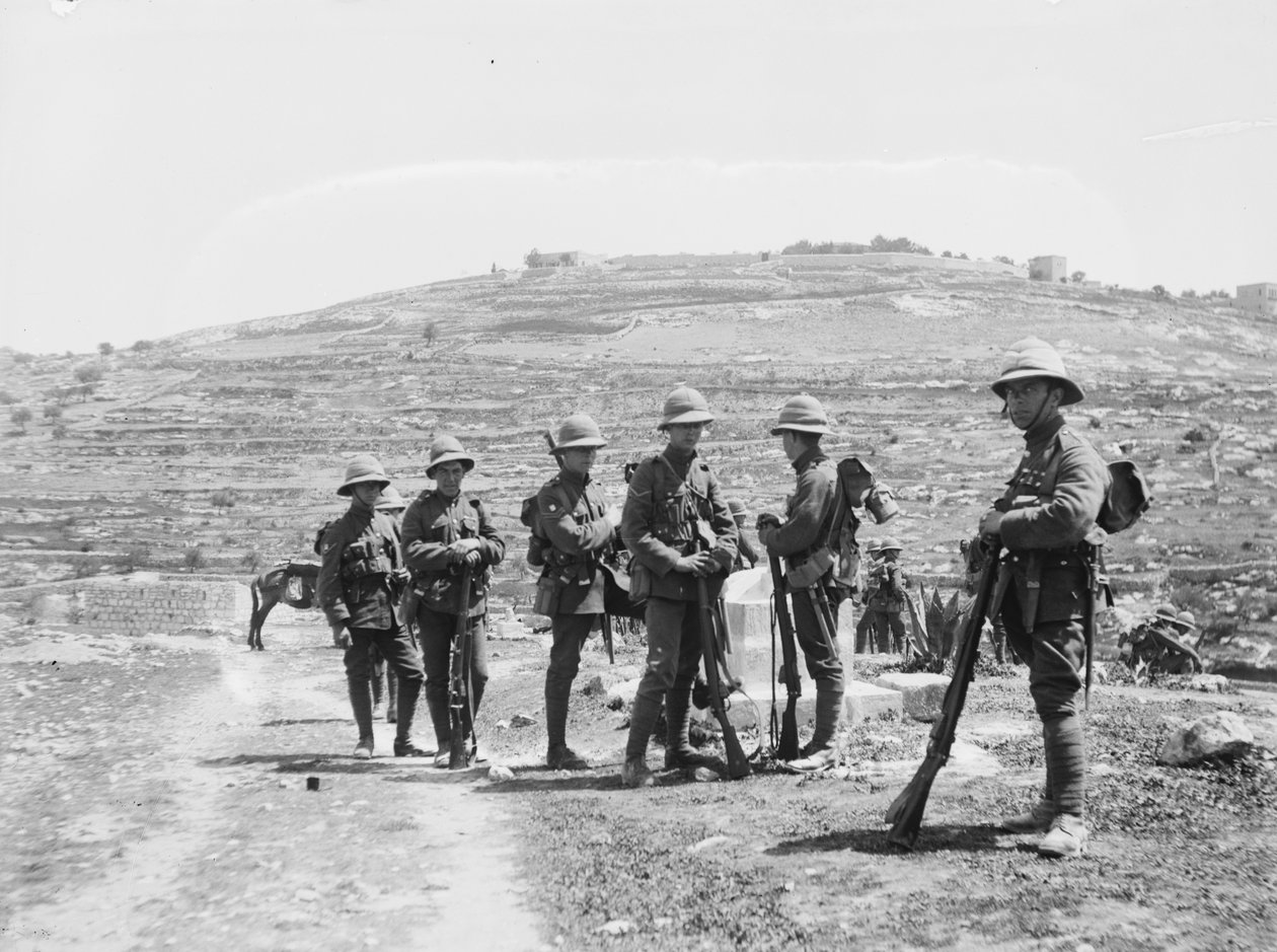 Soldados britânicos fora de Jerusalém, durante o motim antijudaico, 1920 (foto bw) de Unbekannt Unbekannt