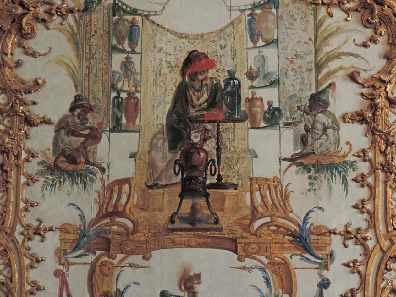 Chantilly, Chateau: Um detalhe da decoração da Grande Singerie de Christophe Huet, 1737 de Unknown
