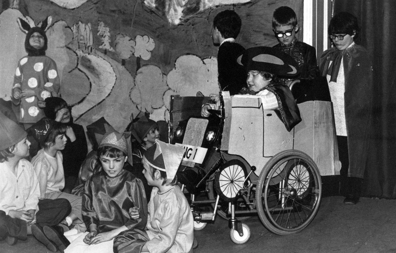 Crianças se apresentando em uma peça da escola na Royal Victoria School for the Blind, possivelmente uma apresentação da Natividade, Newcastle upon Tyne, Reino Unido, 1982 (foto bw) de Unbekannt Unbekannt