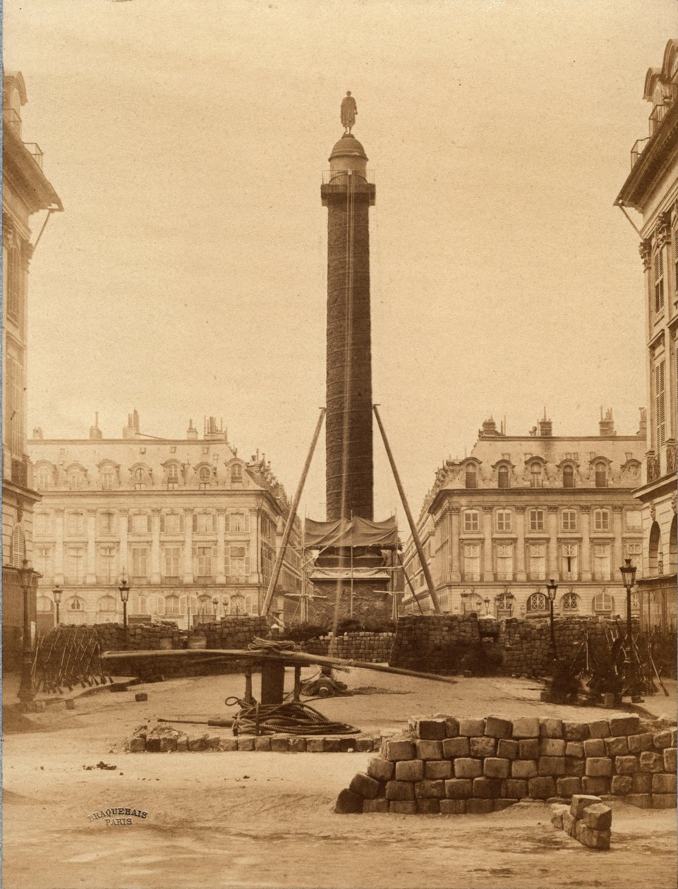 Commune de Paris (1871): a demolição da coluna Vendome em 16051871. Photo Turning, 1871 Dim. 10,5x6,4 cm de Unknown