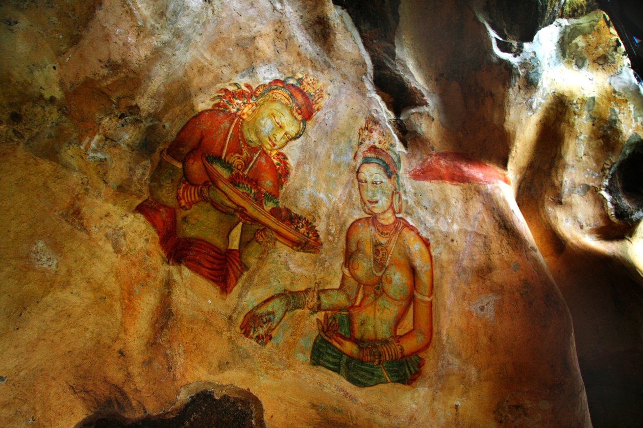 Afrescos na parede da rocha de Sigiriya, no distrito de Matale de Sri Lanka. Este monte de lava de 370 metros de altura de um antigo vulcão é famoso pelo complexo fortificado do palácio, construído durante o reinado do rei K de Unknown