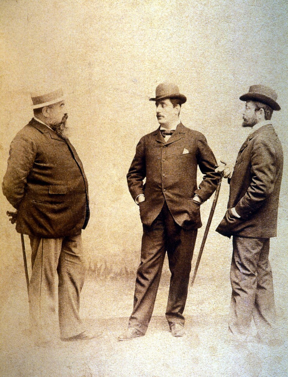 Giacomo Puccini (1858-1924), no centro, com seus libretistas, Giuseppe Giacosa (à esquerda) e Luigi Ilica (à direita). de Unknown
