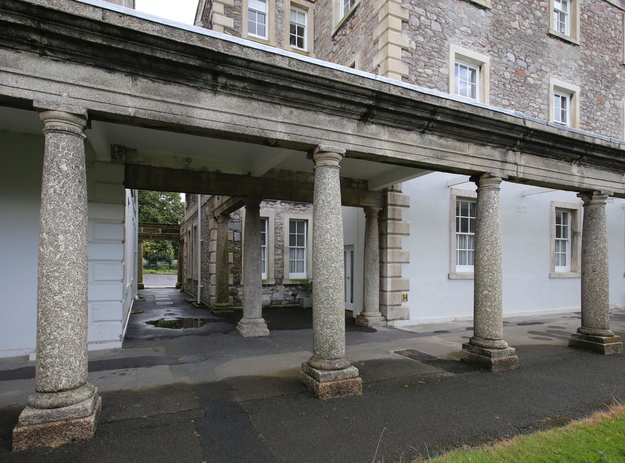 Colunas de granito da colunata do bloco Trafalgar do antigo Royal Naval Hospital, em Plymouth de Unbekannt Unbekannt