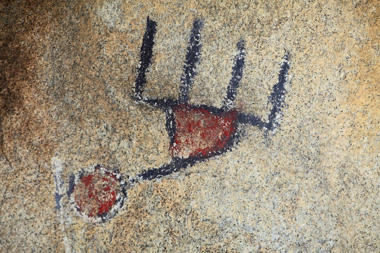 Petroglyphs indianos da América do Norte. Pintura adicionada nos anos 50 para a filmagem de um faroeste. Parque Nacional Joshua Tree, Califórnia, EUA. Cultura indiana norte-americana de Unknown