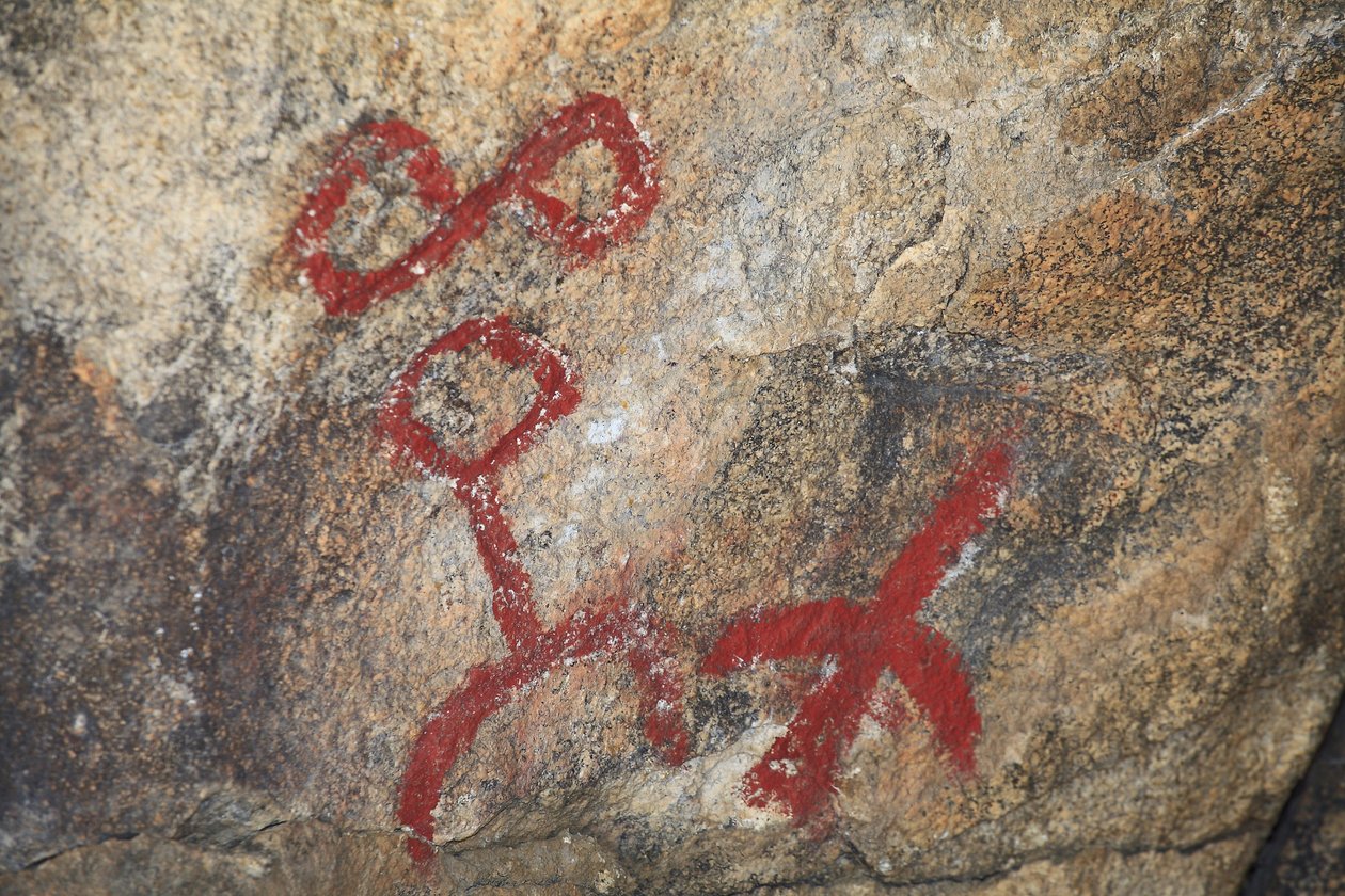 Petroglyphs indianos da América do Norte. Pintura adicionada nos anos 50 para a filmagem de um faroeste. Parque Nacional Joshua Tree, Califórnia, EUA. Cultura indiana norte-americana de Unknown