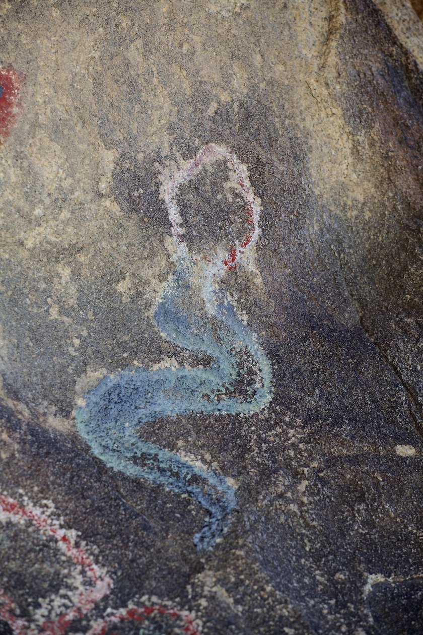 Petroglyphs indianos da América do Norte. Pintura adicionada nos anos 50 para a filmagem de um faroeste. Parque Nacional Joshua Tree, Califórnia, EUA. Cultura indiana norte-americana de Unknown