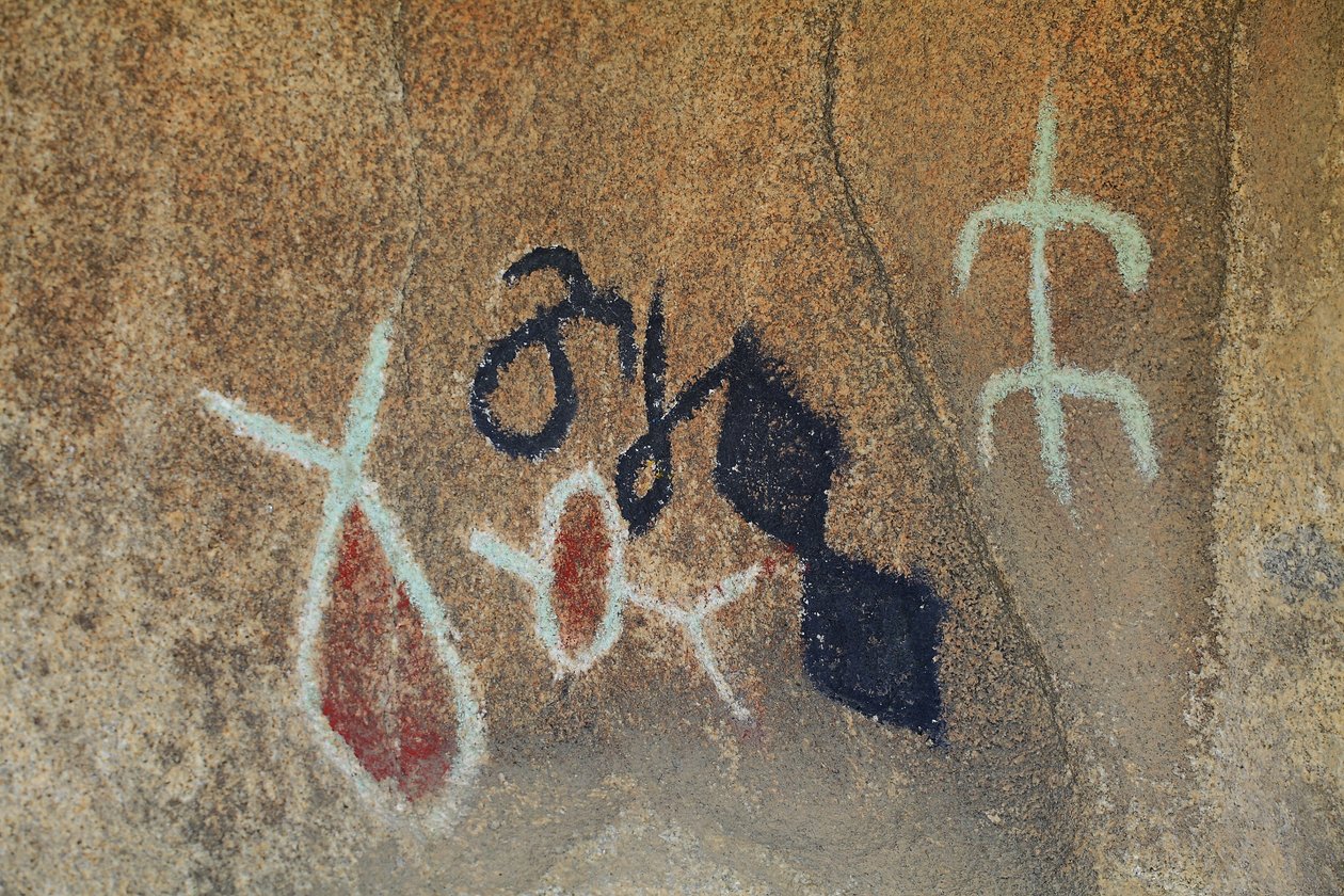 Petroglyphs indianos da América do Norte. Pintura adicionada nos anos 50 para a filmagem de um faroeste. Parque Nacional Joshua Tree, Califórnia, EUA. Cultura indiana norte-americana de Unknown