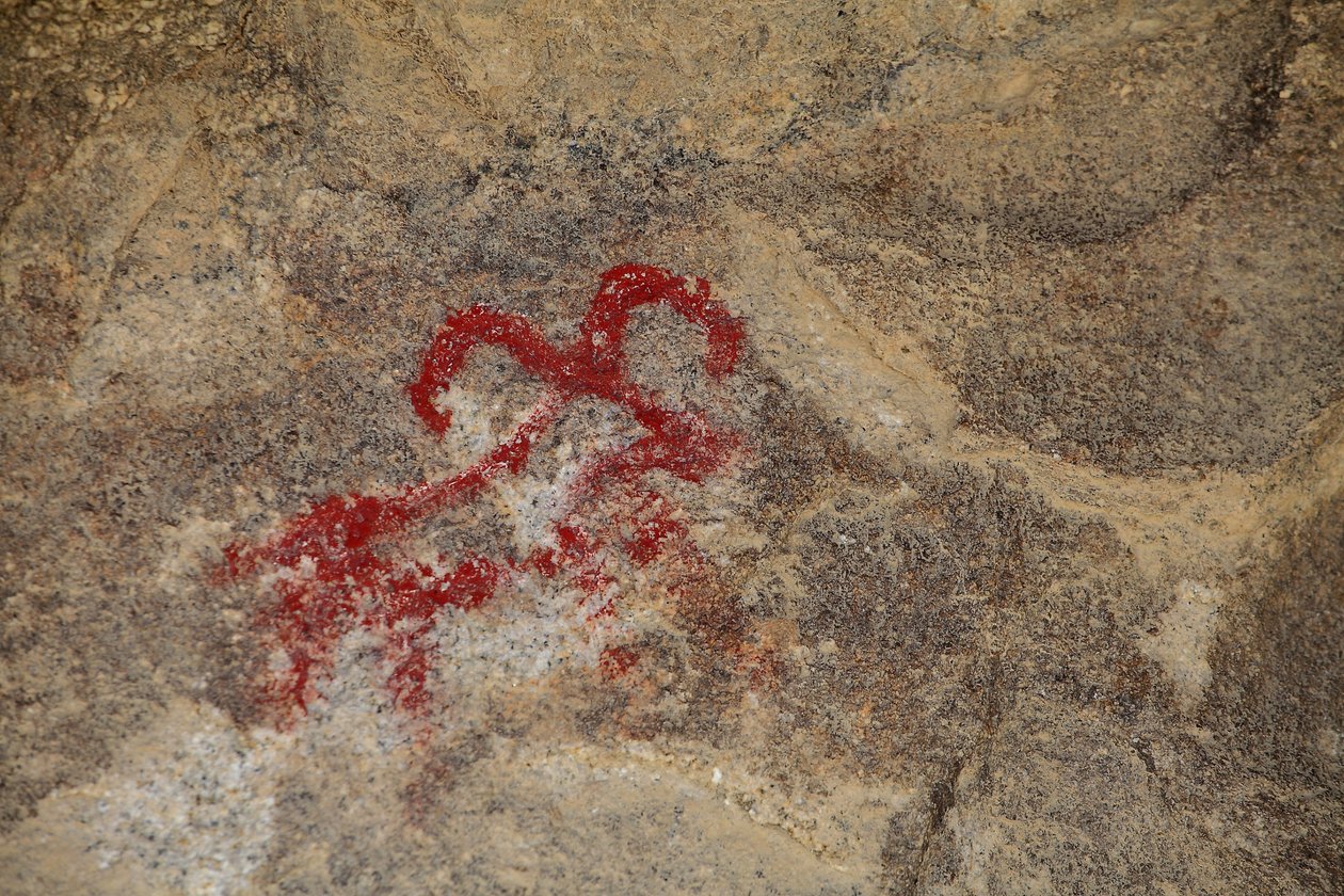 Petroglyphs indianos da América do Norte. Pintura adicionada nos anos 50 para a filmagem de um faroeste. Parque Nacional Joshua Tree, Califórnia, EUA. Cultura indiana norte-americana de Unknown