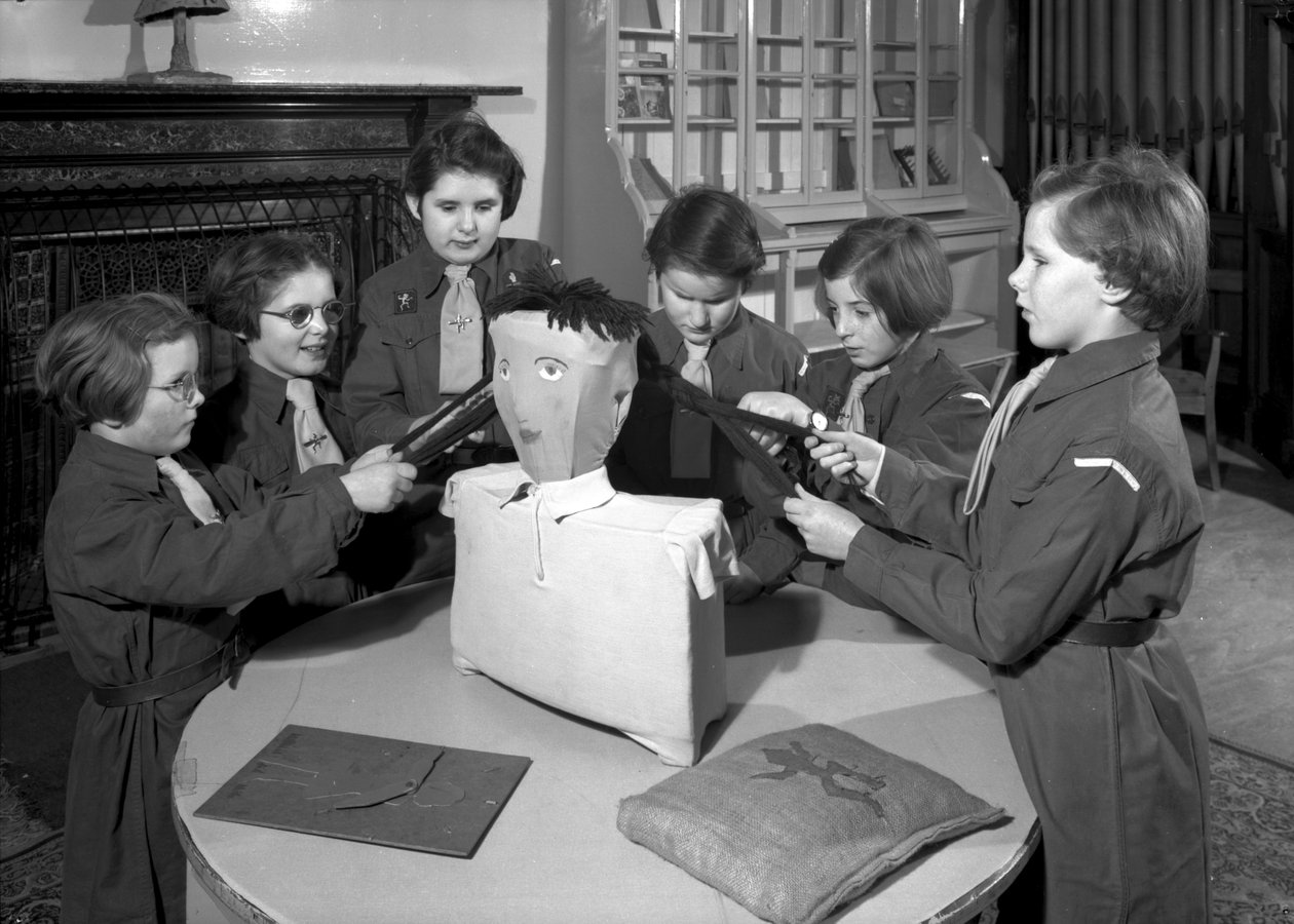 Membros da Royal Victoria School para o pacote Blind Brownie trabalhando juntos, Newcastle upon Tyne, Reino Unido, janeiro de 1962 (foto bw) de Unbekannt Unbekannt