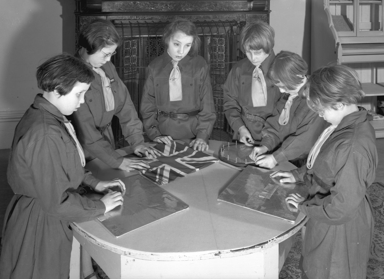 Membros da Royal Victoria School para o Blind Brownie pack participando de atividades de artesanato, Newcastle upon Tyne, Reino Unido, Januaey 1962 (foto bw) de Unbekannt Unbekannt