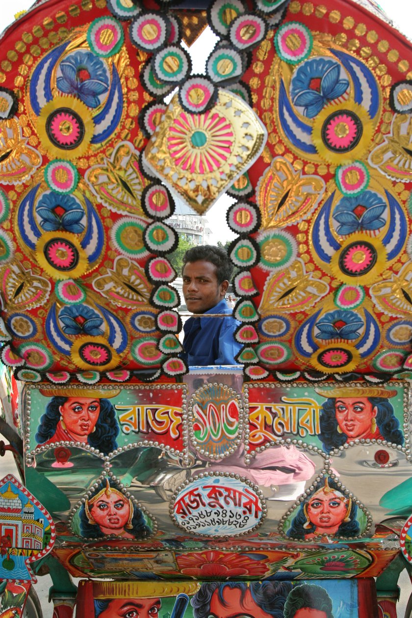 Os riquixás são um meio comum de transporte no Bangladesh. Decoração de riquixá é uma forma popular e única de arte. Normalmente, as imagens são escolhidas pelo fabricante. Fotos de filmes ou religiosos de Unknown