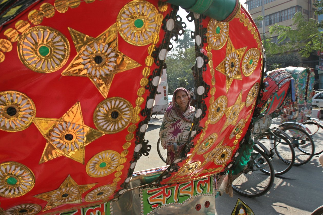 Os riquixás são um meio comum de transporte no Bangladesh. Decoração de riquixá é uma forma popular e única de arte. Normalmente, as imagens são escolhidas pelo fabricante. Fotos de filmes ou religiosos de Unknown