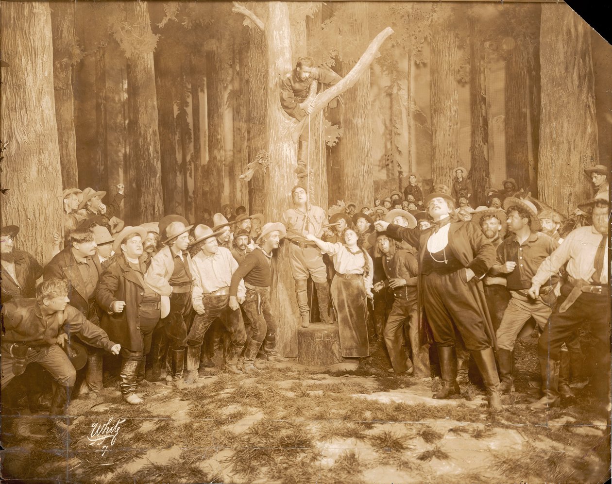 Cena de La fanciulla del West por Puccini (1858-1924), 1910 (foto sépia) de Unknown