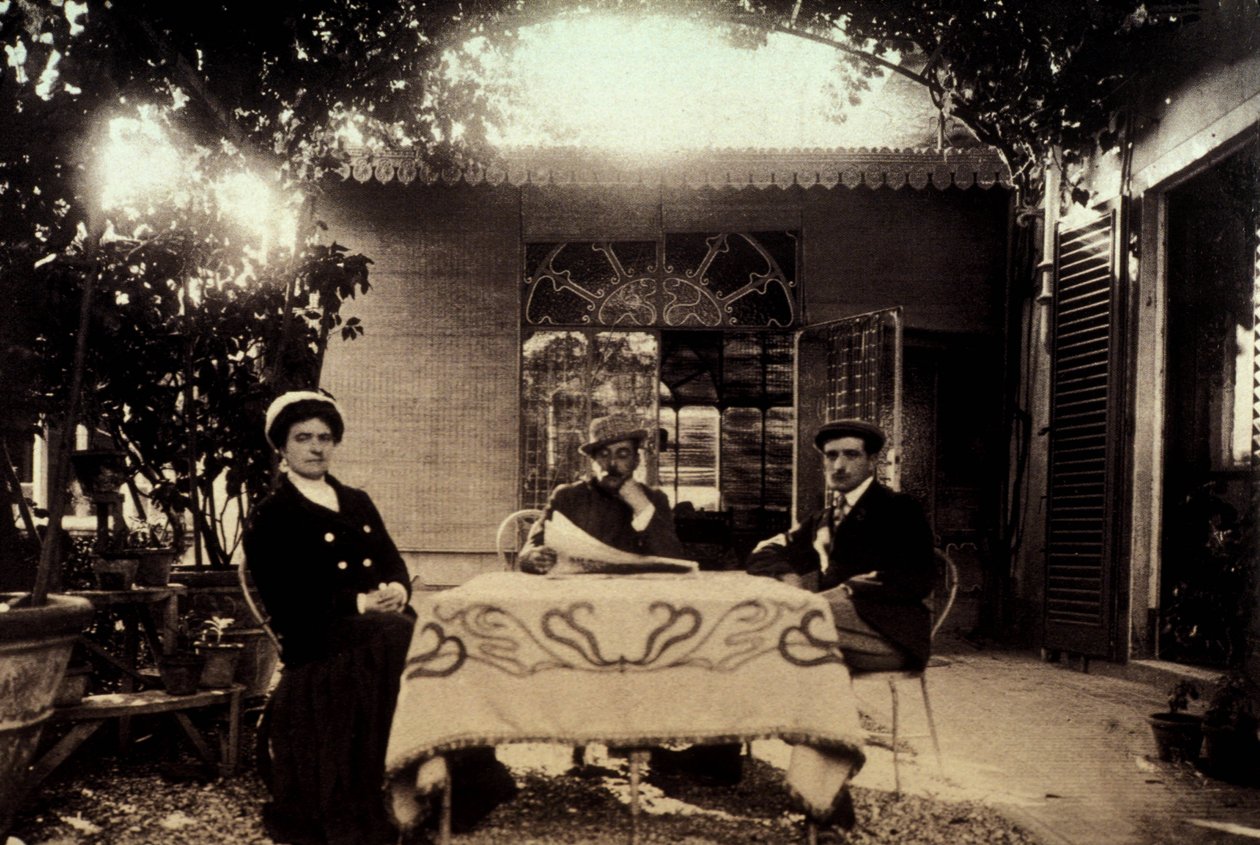 O compositor Giacomo Puccini (1858-1924) com sua esposa Elvira e seu filho Antonio em sua casa em Torre del lago. de Unknown